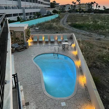 شقة White & Blue Beachfront Luxury *