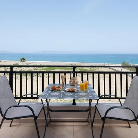 White&blue Beachfront Luxury יאליסוס