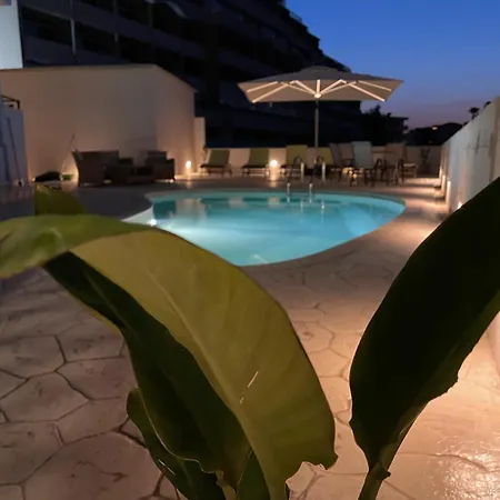 White&blue Beachfront Luxury דירה *