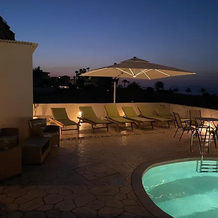 דירה White&blue Beachfront Luxury *