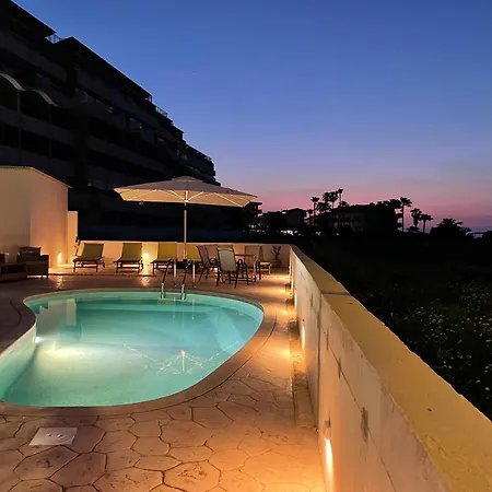 White&blue Beachfront Luxury דירה יאליסוס