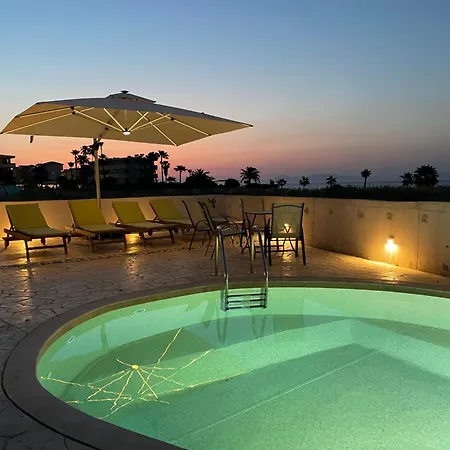 דירה White&blue Beachfront Luxury