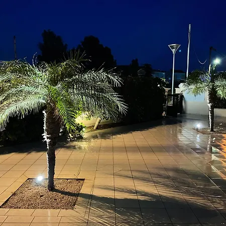 White&blue Beachfront Luxury יאליסוס