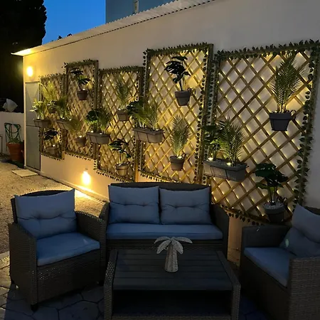 White&blue Beachfront Luxury יאליסוס