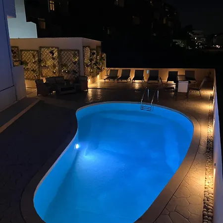 White&blue Beachfront Luxury יאליסוס