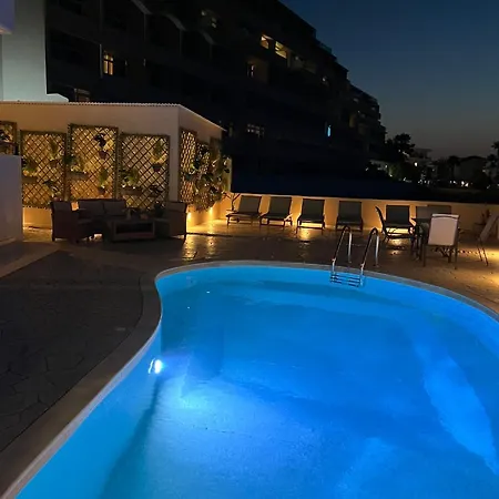 White&blue Beachfront Luxury דירה יאליסוס