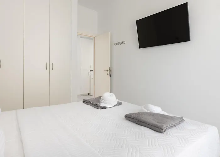 White&blue Beachfront Luxury Daire *