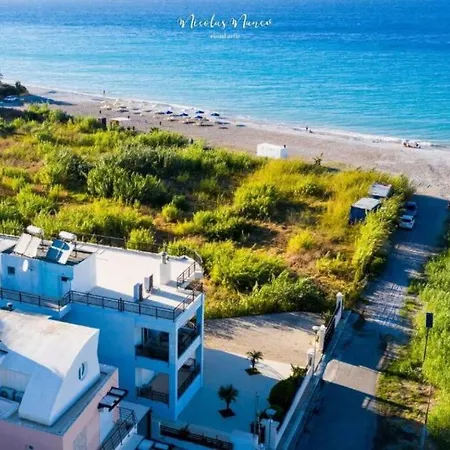 아파트 White & Blue Beachfront Luxury *