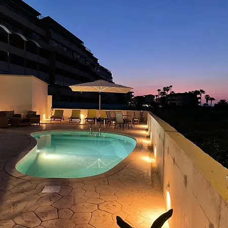 White & Blue Beachfront Luxury * 이알리소스