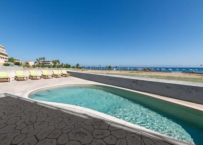 아파트 White&blue Beachfront Luxury 이알리소스