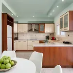 White & Blue Beachfront Luxury Апартаменты