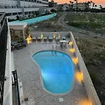 Апартаменты White & Blue Beachfront Luxury *