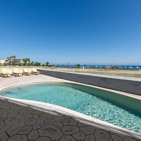 公寓 White&blue Beachfront Luxury 伊利索斯