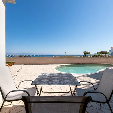 Апартаменты White & Blue Beachfront Luxury
