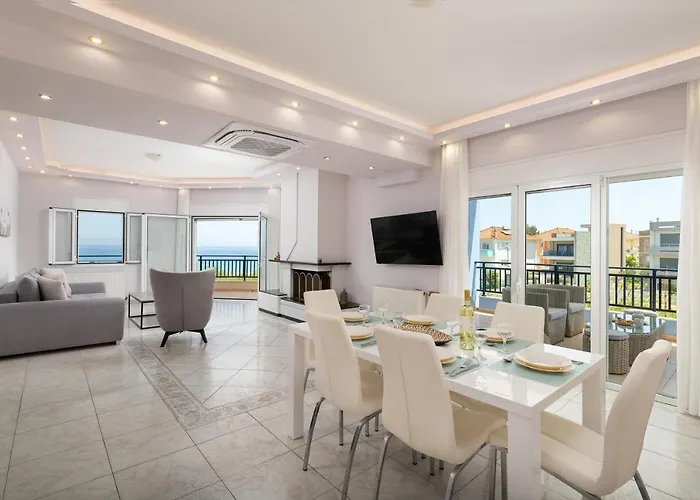 White & Blue Beachfront Luxury Villa شقة إياليسوس