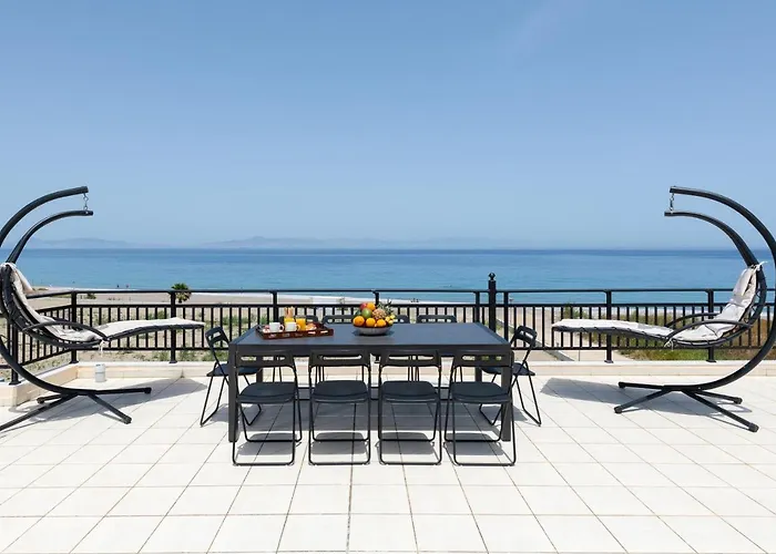 White & Blue Beachfront Luxury Villa إياليسوس
