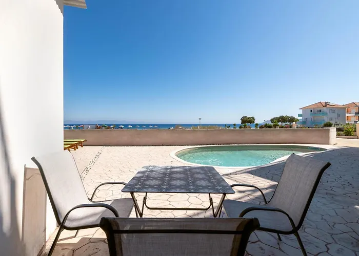 شقة White & Blue Beachfront Luxury Villa